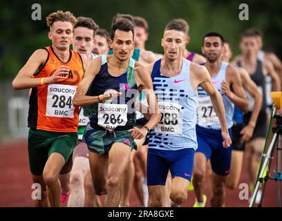 Baldvin Magnusson, d’Islande, Emile Cairess et Marc Scott, de GB & ni, se battent pour prendre la tête de la course masculine de 3000m A au British Milers Club Gran Banque D'Images