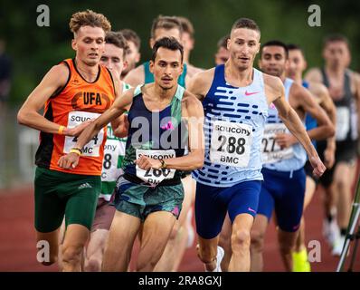 Baldvin Magnusson, d’Islande, Emile Cairess et Marc Scott, de GB & ni, se battent pour prendre la tête de la course masculine de 3000m A au British Milers Club Gran Banque D'Images