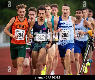 Baldvin Magnusson, d’Islande, Emile Cairess et Marc Scott, de GB & ni, se battent pour prendre la tête de la course masculine de 3000m A au British Milers Club Gran Banque D'Images