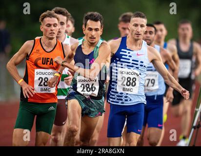 Baldvin Magnusson, d’Islande, Emile Cairess et Marc Scott, de GB & ni, se battent pour prendre la tête de la course masculine de 3000m A au British Milers Club Gran Banque D'Images