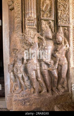 Sculptures sculptées sur l'une des colonnes du temple de Durga Aihole, Karnataka, Inde du Sud, Inde, Asie Banque D'Images