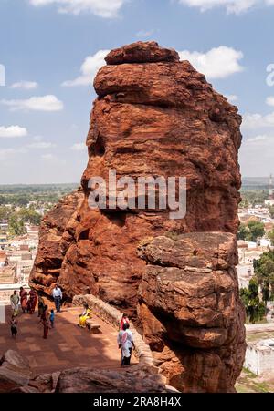 Falaise de grès rouge rouille dans le sud de fort, Badami, Karnataka, Inde du Sud, Inde, Asie Banque D'Images