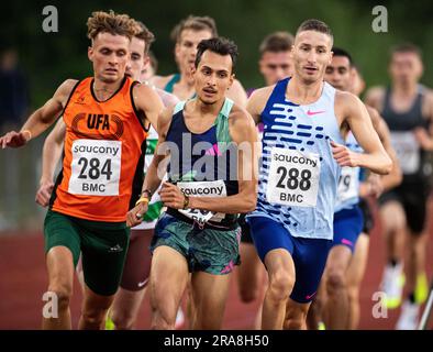 Baldvin Magnusson, d’Islande, Emile Cairess et Marc Scott, de GB & ni, se battent pour prendre la tête de la course masculine de 3000m A au British Milers Club Gran Banque D'Images