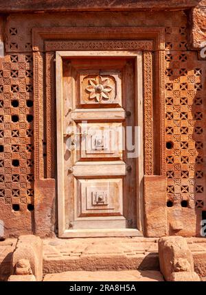 7th siècle Bhutanatha porte du temple à Badami, Karnataka, Inde du Sud, Inde, Asie Banque D'Images