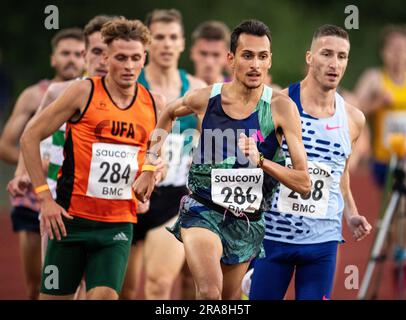 Baldvin Magnusson, d’Islande, Emile Cairess et Marc Scott, de GB & ni, se battent pour prendre la tête de la course masculine de 3000m A au British Milers Club Gran Banque D'Images