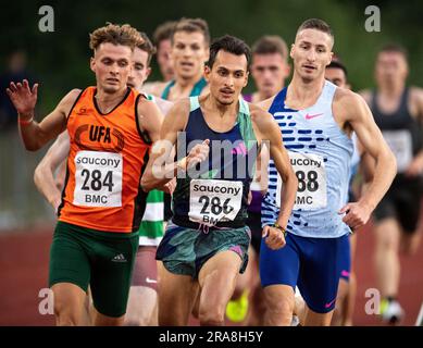 Baldvin Magnusson, d’Islande, Emile Cairess et Marc Scott, de GB & ni, se battent pour prendre la tête de la course masculine de 3000m A au British Milers Club Gran Banque D'Images