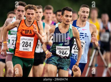 Baldvin Magnusson, d’Islande, Emile Cairess et Marc Scott, de GB & ni, se battent pour prendre la tête de la course masculine de 3000m A au British Milers Club Gran Banque D'Images