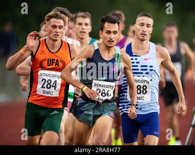 Baldvin Magnusson, d’Islande, Emile Cairess et Marc Scott, de GB & ni, se battent pour prendre la tête de la course masculine de 3000m A au British Milers Club Gran Banque D'Images