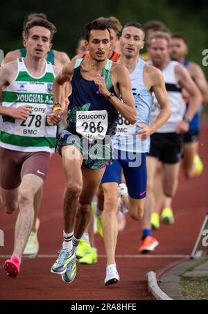 Emile Cairess de Leeds City AC en compétition dans le BMC hommes 3000m Une course au British Milers Club Grand Prix, Woodside Stadium Watford, Angleterre Royaume-Uni on Banque D'Images