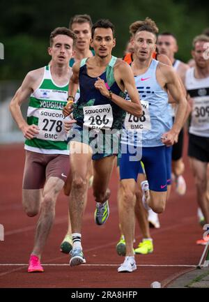 Emile Cairess de Leeds City AC en compétition dans le BMC hommes 3000m Une course au British Milers Club Grand Prix, Woodside Stadium Watford, Angleterre Royaume-Uni on Banque D'Images