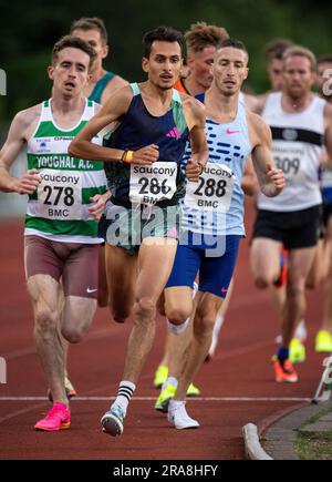 Emile Cairess de Leeds City AC en compétition dans le BMC hommes 3000m Une course au British Milers Club Grand Prix, Woodside Stadium Watford, Angleterre Royaume-Uni on Banque D'Images