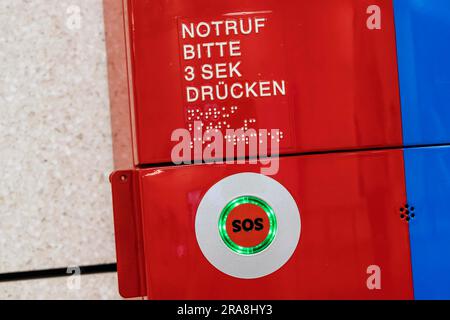 Bouton d'urgence, pilier d'information pour appel d'urgence SOS, Braille, Bade-Wurtemberg, Allemagne Banque D'Images