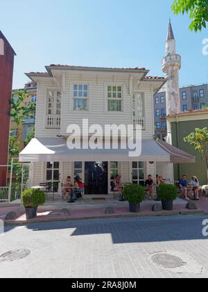 Café en bois blanc à la mode avec des gens assis à l'extérieur un jour d'été dans une rue à Istanbul, Turquie Banque D'Images