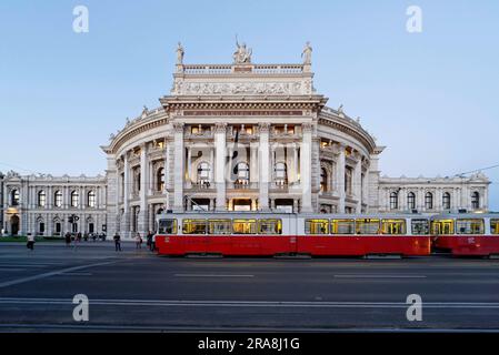 Burgtheater, vue extérieure avec tramway nostalgique, Vienne, Autriche Banque D'Images