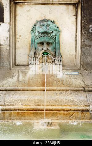 Fontaine gargouilles, place de la République, Arles, Bouches-du-Rhône, Provence-Alpes-Côte d'Azur, Sud de la France Banque D'Images
