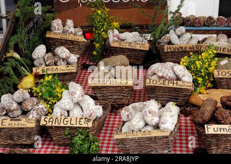 Marché avec différents types de saucisses, Provence, Sud de la France Banque D'Images