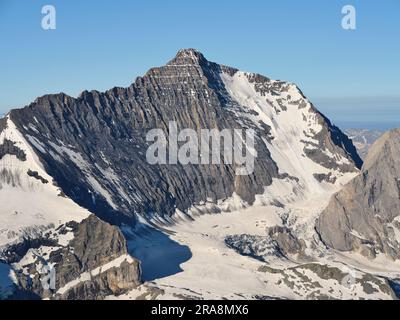 VUE AÉRIENNE. Côté nord du Mont Grande casse (altitude : 3855m), c'est le plus haut sommet du massif de la Vanoise. Auvergne-Rhône-Alpes, France. Banque D'Images