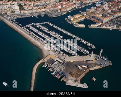 VUE AÉRIENNE. Le vieux port de Sète. Hérault, Occitanie, France. Banque D'Images