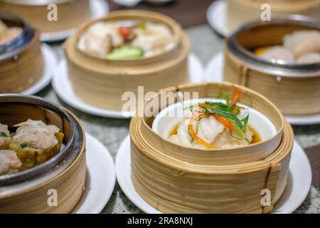 Divers Dimsum dans le panier de flux sur la table Banque D'Images