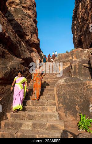 Touristes à Badami, Karnataka, Inde du Sud, Inde, Asie Banque D'Images