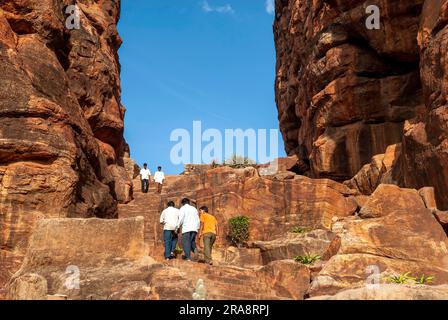 Touristes à Badami, Karnataka, Inde du Sud, Inde, Asie Banque D'Images