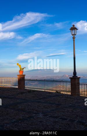 Pot de poire et volcan Etna recouvert de neige en arrière-plan. Aidone, Sicile Banque D'Images