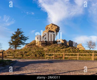 Les ruines du château médiéval abandonné d'Aidone appelé Castellaccio dans la province d'Enna en Sicile, en Italie Banque D'Images