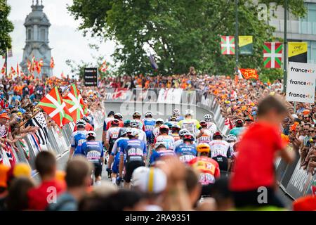 Bilbao, Vizcaya, Espagne. 1st juillet 2023. Une vue de l'arrière du peloton pendant la montée finale de la première étape du Tour de France 2023 à Bilbao, Espagne (Credit image: © Alberto Gardin/ZUMA Press Wire) USAGE ÉDITORIAL SEULEMENT! Non destiné À un usage commercial ! Crédit : ZUMA Press, Inc./Alay Live News Banque D'Images