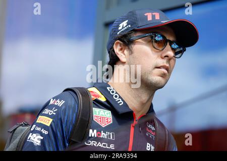 Spielberg, Autriche. 2 juillet 2023. Formula 1 Rolex Austrian Grand Prix au Red Bull Ring, Autriche. Photo : Sergio Perez (MEX) d'Oracle Red Bull Racing dans le paddock © Piotr Zajac/Alamy Live News Banque D'Images