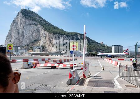 Un avion-taxi de British Airways le long de la piste sur la frontière espagnole de Gibraltar qui est temporairement fermé aux personnes qui marchent de l'autre côté de la frontière Banque D'Images