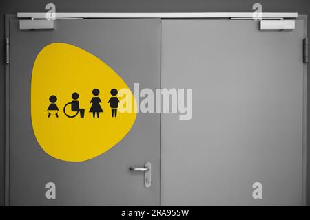 Panneau de toilettes publiques avec symboles sur la porte Banque D'Images