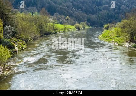 Regardant vers le bas de la rivière Wye ou Afon Gwy formant la frontière entre le pays de Galles (Monmouthshire) et l'Angleterre (Gloucestershire) par une journée ensoleillée d'avril Banque D'Images