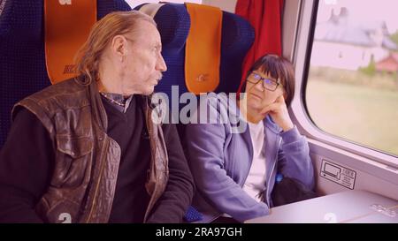Varsovie, Pologne. 11th juin 2023. Le couple âgé est à cheval dans une voiture de train et parle les uns avec les autres (Credit image: © Andrey Nekrasov/ZUMA Press Wire) USAGE ÉDITORIAL SEULEMENT! Non destiné À un usage commercial ! Banque D'Images