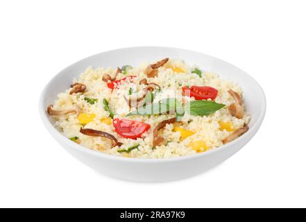 Bol de couscous délicieux avec champignons, légumes et basilic isolés sur blanc Banque D'Images