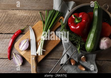 Cuisson de la ratatouille. Légumes, romarin et couteau sur table en bois, plat Banque D'Images