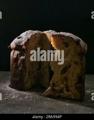 Panettone avec des fruits secs sur fond noir, mise au point sélective Banque D'Images