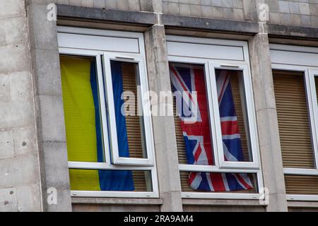 Un drapeau d'Union Jack et un drapeau ukrainien sont affichés dans Windows, Bristol Banque D'Images
