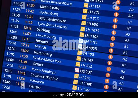 Aéroport de Francfort, tableaux d'affichage pour les vols à l'arrivée Banque D'Images