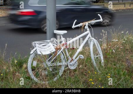 Un vélo fantôme dans un coin de rue à Cologne, où un cycliste de 88 ans a subi des blessures mortelles lors d'un accident de la circulation le 22.09.2022 et est mort Banque D'Images