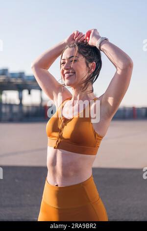 Femme en forme et beauté dans les vêtements de sport en plein air Banque D'Images