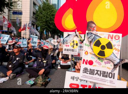 Protestation contre le projet japonais de libération d'eau radioactive, 24 juin 2023 : les Sud-Coréens participent à une protestation pour s'opposer à la décision du Japon de décharger de l'eau radioactive de la centrale nucléaire de Fukushima dans la mer, à Séoul, au sud de la Corée. Les manifestants ont condamné le président sud-coréen Yoon Suk-Yeol pour avoir été un autocrate pro-japonais et l'ont appelé à préparer des mesures pour mettre fin au plan du Japon de libérer de l'eau radioactive dans l'océan. Piquetage (L) READ,'le Japon au Tribunal international du droit de la mer!'. Credit: Lee Jae-won/AFLO/Alay Live News Banque D'Images