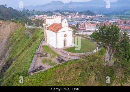 Vue aérienne de l'église sur Monte Corberu à Ribadesella au nord de l'Espagne Banque D'Images