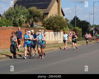 Kesgrave, Suffolk - 2 juillet 2023 : course Alan Brown Memorial 10k organisée par le club de course Kesgrave Kruisers. Chaud matin d'été. Des coureurs souriants. Banque D'Images