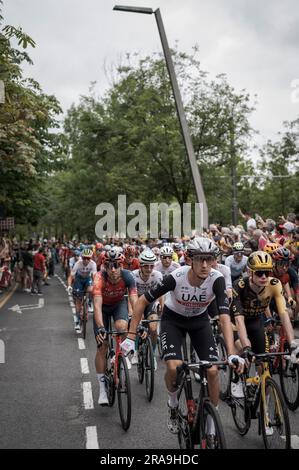 Bilbao, Espagne. 01st juillet 2023. Les cyclistes effectuent un départ neutralisé dans les rues de Bilbao pour le divertissement du public. L'édition 2023 de l'événement cycliste Tour de France a débuté le 1st juillet à Bilbao, pays basque, Espagne. C'est la deuxième fois dans l'histoire du faire dans ses 110 éditions. Crédit : SOPA Images Limited/Alamy Live News Banque D'Images