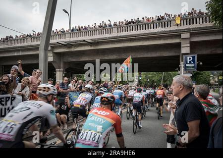 Bilbao, Espagne. 01st juillet 2023. Les cyclistes effectuent un départ neutralisé dans les rues de Bilbao pour le divertissement du public. L'édition 2023 de l'événement cycliste Tour de France a débuté le 1st juillet à Bilbao, pays basque, Espagne. C'est la deuxième fois dans l'histoire du faire dans ses 110 éditions. (Photo de Jon Garate Ondarre/SOPA Images/Sipa USA) crédit: SIPA USA/Alay Live News Banque D'Images