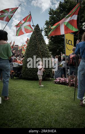 Bilbao, Espagne. 01st juillet 2023. Ikurrina, les drapeaux basques sont tenus par les spectateurs le long de la piste dans les rues de Bilbao. L'édition 2023 de l'événement cycliste Tour de France a débuté le 1st juillet à Bilbao, pays basque, Espagne. C'est la deuxième fois dans l'histoire du faire dans ses 110 éditions. Crédit : SOPA Images Limited/Alamy Live News Banque D'Images