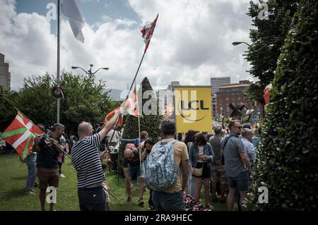 Bilbao, Espagne. 01st juillet 2023. Ikurrina, les drapeaux basques sont tenus par les spectateurs le long de la piste dans les rues de Bilbao. L'édition 2023 de l'événement cycliste Tour de France a débuté le 1st juillet à Bilbao, pays basque, Espagne. C'est la deuxième fois dans l'histoire du faire dans ses 110 éditions. Crédit : SOPA Images Limited/Alamy Live News Banque D'Images