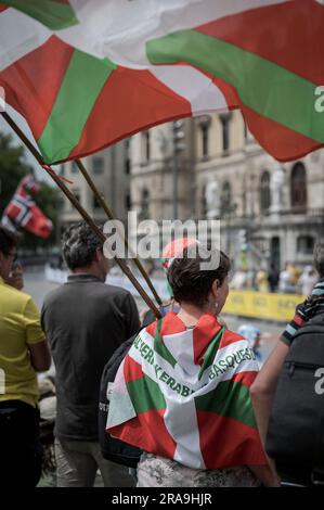 Bilbao, Espagne. 01st juillet 2023. Ikurrina, les drapeaux basques sont tenus par les spectateurs le long de la piste dans les rues de Bilbao. L'édition 2023 de l'événement cycliste Tour de France a débuté le 1st juillet à Bilbao, pays basque, Espagne. C'est la deuxième fois dans l'histoire du faire dans ses 110 éditions. (Photo de Jon Garate Ondarre/SOPA Images/Sipa USA) crédit: SIPA USA/Alay Live News Banque D'Images