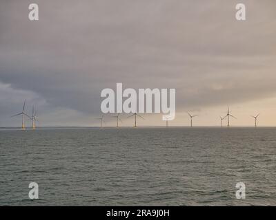 Les éoliennes de la ferme éolienne Offshore d'Aberdeen, en mer du Nord, au large d'Aberdeen, en Écosse, au Royaume-Uni. Banque D'Images