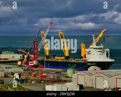 Le porte-charge lourde Combi Dock 1 déchargeant des sections de support d'éolienne pour le Viking Wind Farm à Shetland, Royaume-Uni. Banque D'Images